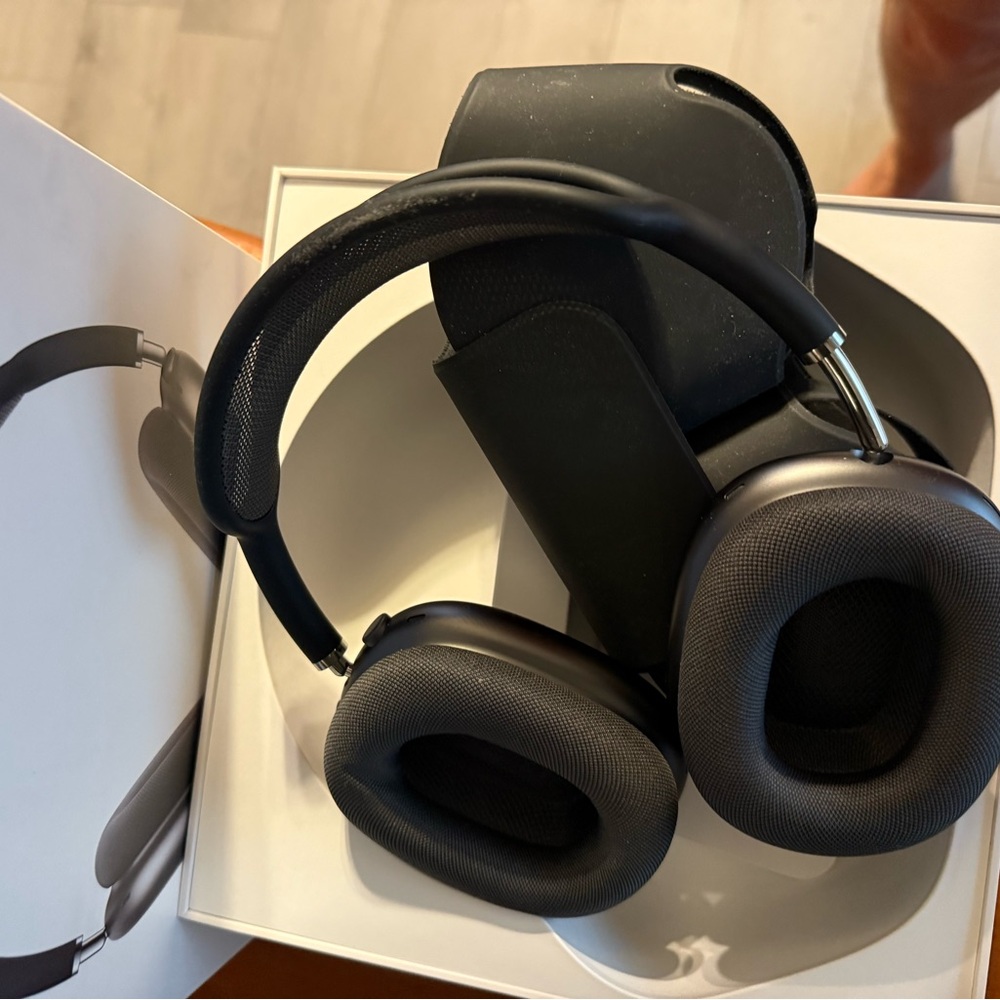 Stylish Black Over-Ear Headphones. Apple - Picture 4 of 4